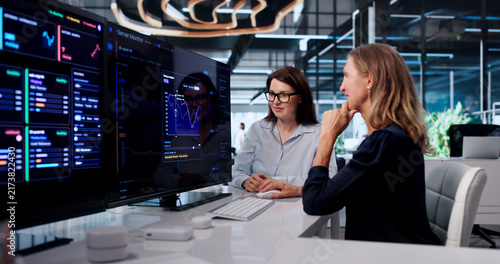 Quadro su tela Two IT Professionals Tracking Network Data