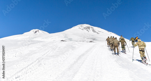 Canvas Print Expedition high up in the mountains