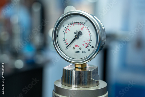 Obraz na płótnie Pressure gauge installed on industrial equipment in a laboratory setting