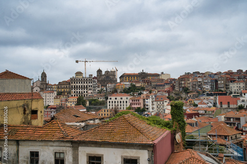 Canvastavla A cloudy sky hangs over the rooftops of Porto