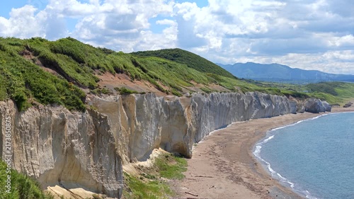 白い断崖が続く浜の風景。