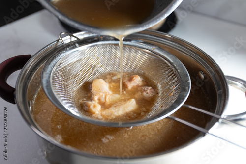 Quadro su tela Efficient Bone Broth Preparation: Straining, Nutrient Extraction, and Resourcefu