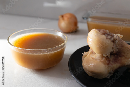 Foto Bone Broth Preparation: Strained Stock from Chicken Leg for Nutritious Cooking
