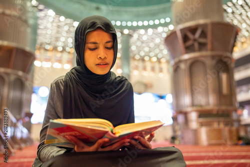 Canvastavla Muslim woman reading holy book in mosque
