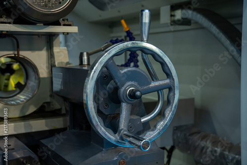 Foto Manual Crank Wheel of Industrial Lathe Machinery Equipment