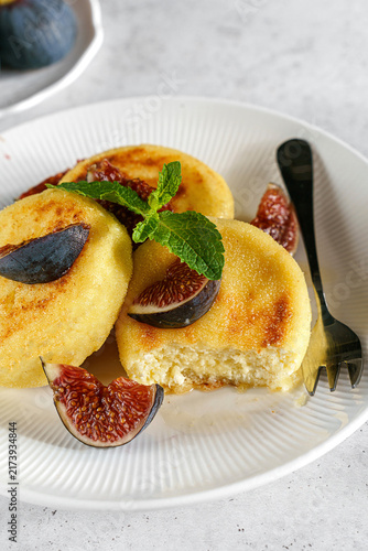 cottage cheese pancakes with figs and honey
