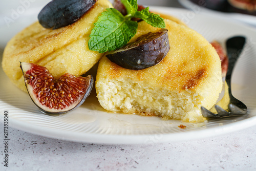 cottage cheese pancakes with figs and honey