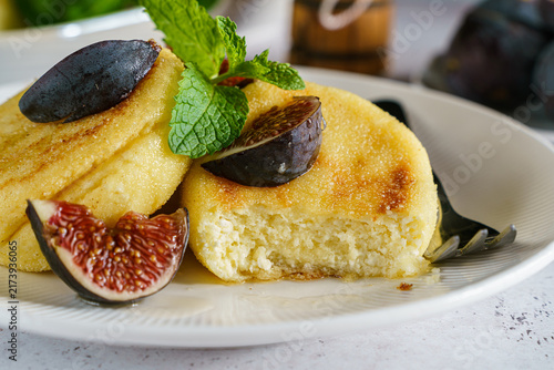 cottage cheese pancakes with figs and honey
