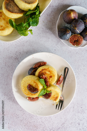 cottage cheese pancakes with figs and honey