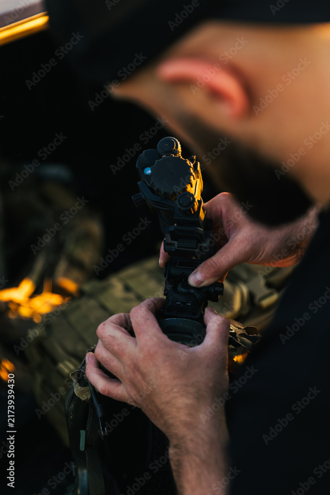 Naklejka premium Soldier adjusting night vision device before sunset
