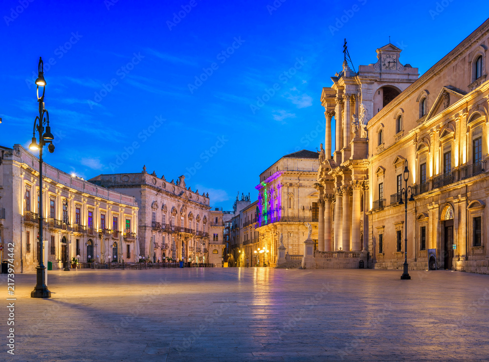 Fototapeta premium Syracuse, Sicily historic plaza and cathedral at blue hour 218