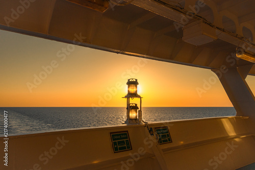 Coucher de soleil sur le pont promenade d'un navire de croisière.