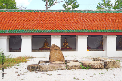 Fotografie The inner courtyard and the cloister lined with Buddha images of Wat Phra Mahath