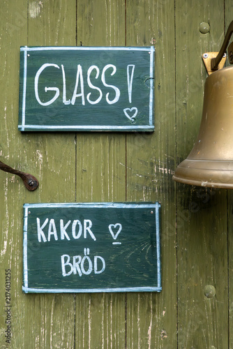 Cuadro en lienzo Hoganas, Sweden A green door on a bakery says Glass, Kakor and Brod, Swedish for ice cream, cookies and bread
