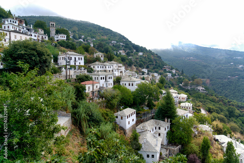 Obraz na plátně Traditional stone mansions with slate roofs on the green slopes of Mount Pelion