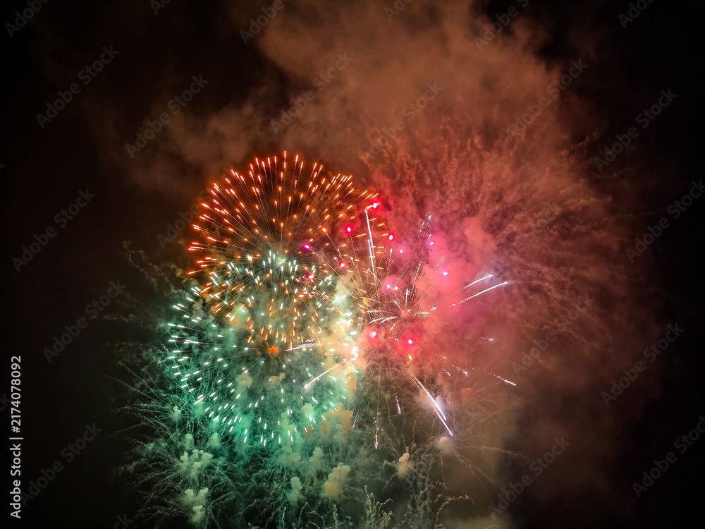 Obraz premium Fuegos artificiales dorados y destellos que iluminan el cielo nocturno en una espectacular exhibición pirotécnica de celebración.