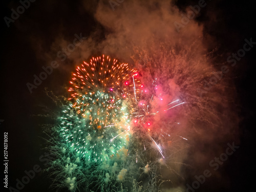 Konstfotografi Fuegos artificiales dorados y destellos que iluminan el cielo nocturno en una espectacular exhibición pirotécnica de celebración