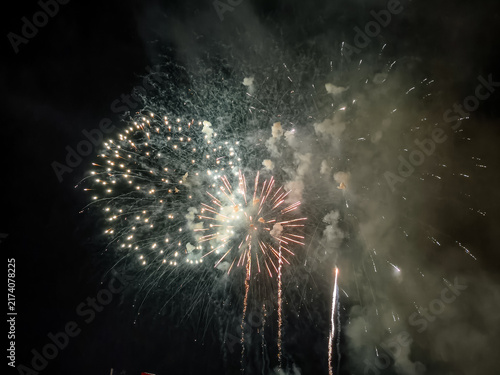 Obraz na płótnie Fuegos artificiales dorados y destellos que iluminan el cielo nocturno en una espectacular exhibición pirotécnica de celebración