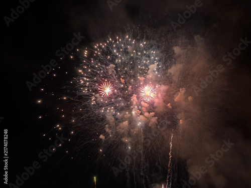 Konstfotografi Fuegos artificiales dorados y destellos que iluminan el cielo nocturno en una espectacular exhibición pirotécnica de celebración