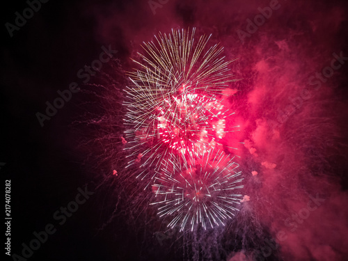 Quadro su tela Fuegos artificiales dorados y destellos que iluminan el cielo nocturno en una espectacular exhibición pirotécnica de celebración