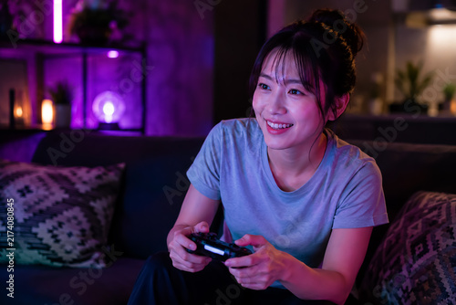 Plakat 夜更かしでゲームに夢中になる日本人の若い女性