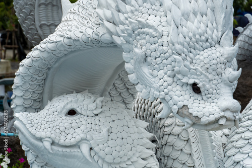 Fotografie Intricate white dragon sculpture with detailed scales and fierce eyes