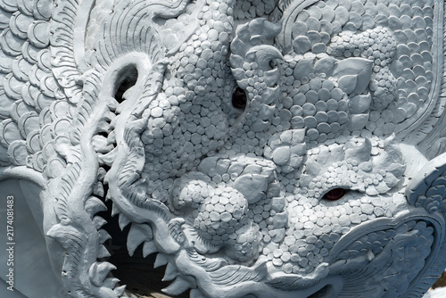 Фотография Intricate white dragon sculpture with detailed scales and sharp teeth