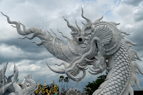 Fotografie Intricate white dragon sculpture against a cloudy sky