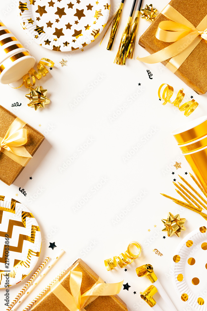 Naklejka premium Gold birthday party gifts and decorations frame on white background