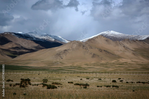 Foto Scenic road view of Pamir Highway near Lake Karakul and Tajik-Chinese border, Ta
