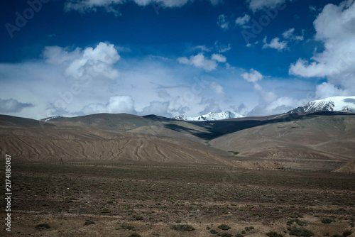 Cuadro en lienzo Scenic road view of Pamir Highway near Lake Karakul and Tajik-Chinese border, Ta