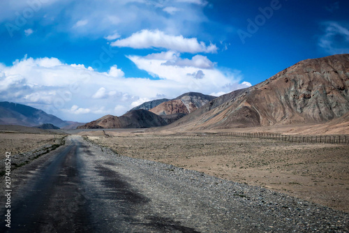 Fotografía Scenic road view of Pamir Highway near Lake Karakul and Tajik-Chinese border, Ta