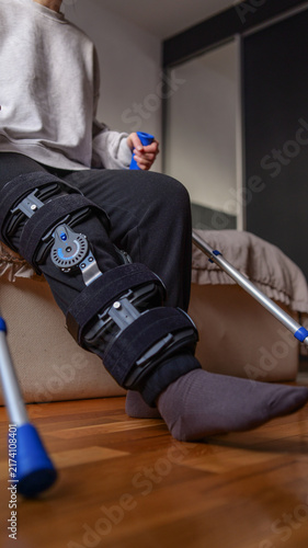 Canvastavla Person with knee brace and crutches recovering from injury or surgery