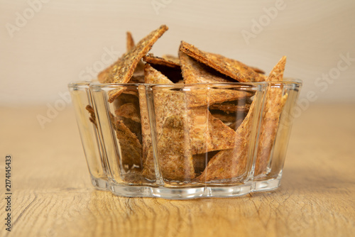 Moment autour de l'apéritif avec des crackers dans un bol en verre