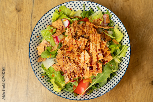 Salade libanaise avec des ingrédients frais et des épices sur une table en bois