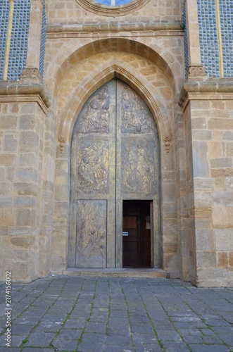 Fotografía bronze entrance portal of the Church of San Pietro in Caltagirone