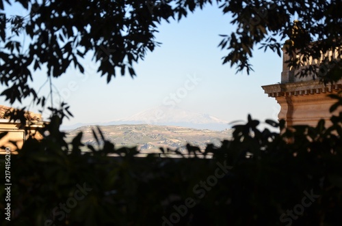 Fotografía panoramic view of snow-capped Mount Etna framed by the Art Nouveau architecture