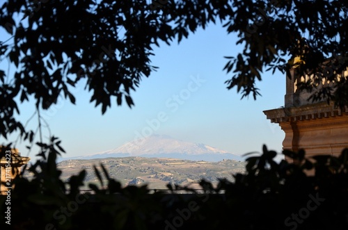 Foto panoramic view of snow-capped Mount Etna framed by the Art Nouveau architecture