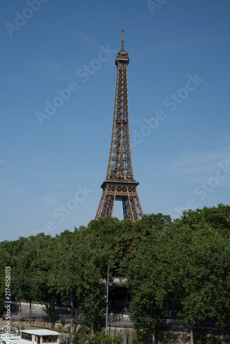 Bild auf Leinwand Visite de la tour Eiffel à Paris pendant une journée ensoleillée