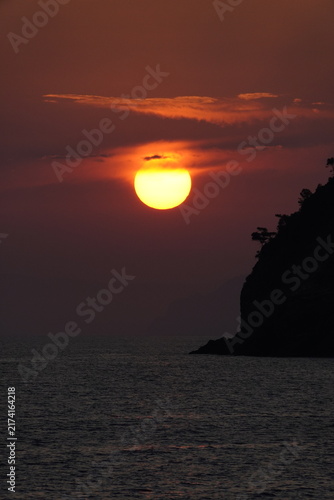 Tramonto sul mare a Levanto con costa in silhouette e cielo colorato