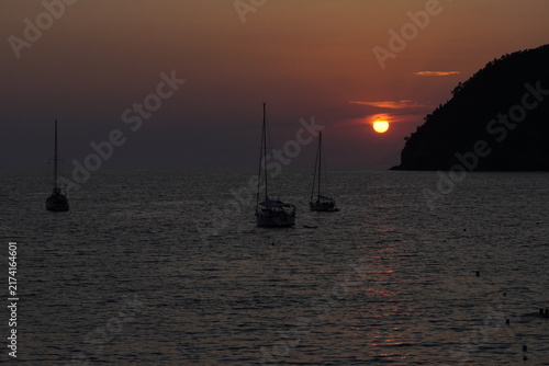 Tramonto sul mare a Levanto con costa in silhouette e cielo colorato