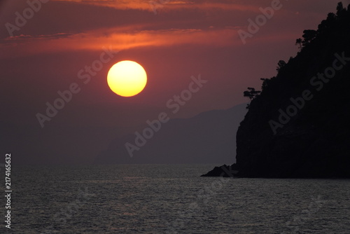 Tramonto sul mare a Levanto con costa in silhouette e cielo colorato