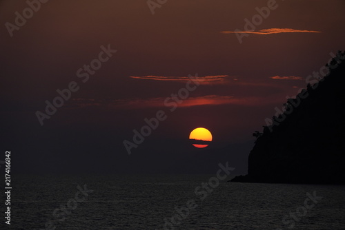 Tramonto sul mare a Levanto con costa in silhouette e cielo colorato