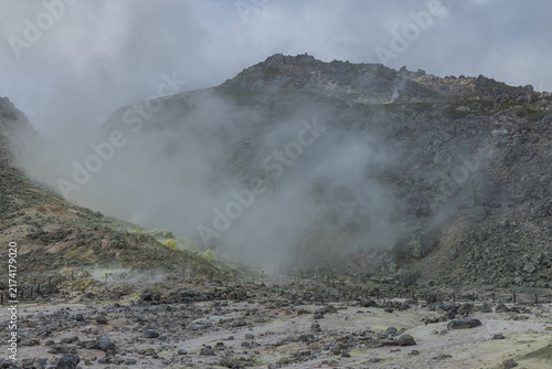 Obraz na płótnie 日本 北海道弟子屈町のアトサヌプリ（硫黄山）の噴気孔から立ち上る白煙