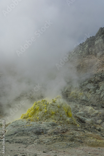 Obraz na płótnie 日本 北海道弟子屈町のアトサヌプリ（硫黄山）の噴気孔から立ち上る白煙