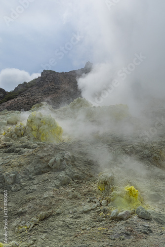 Obraz na płótnie 日本 北海道弟子屈町のアトサヌプリ（硫黄山）の噴気孔から立ち上る白煙