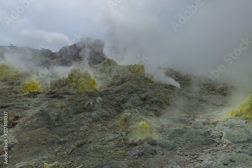 Obraz na płótnie 日本 北海道弟子屈町のアトサヌプリ（硫黄山）の噴気孔から立ち上る白煙