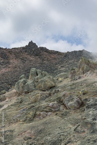 Fototapeta 日本 北海道弟子屈町のアトサヌプリ（硫黄山）の噴気孔から立ち上る白煙