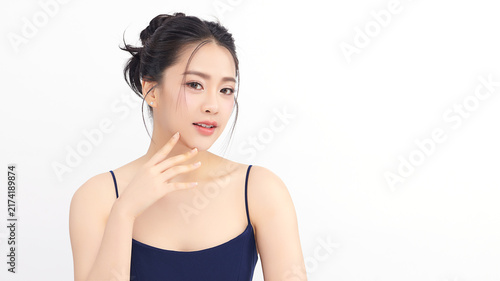 Obraz na płótnie A beautiful young Asian woman with clean, fresh skin against a white background