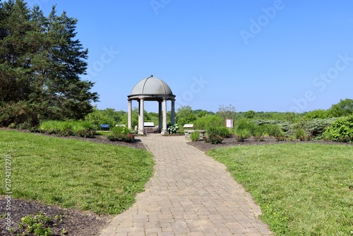 Foto The walk to the cement gazebo in the park.